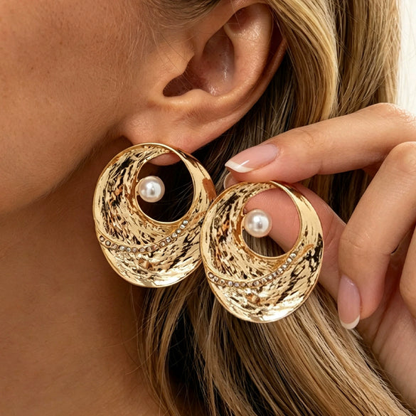 Women's Retro Geometric Oval Hollow Alloy Stud Earrings With Faux Pearls And Rhinestone Details Electroplated Finish And Stainless Steel Posts
