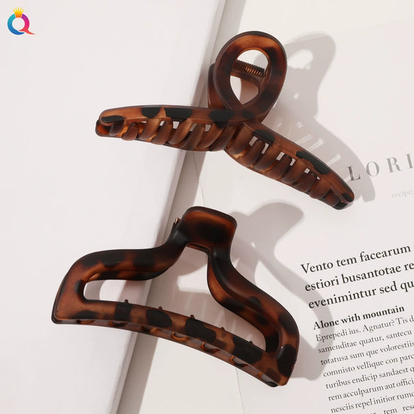 Women's Retro Geometric Pattern Acrylic Hair Claw Clip Handmade Elegant Hair Accessory