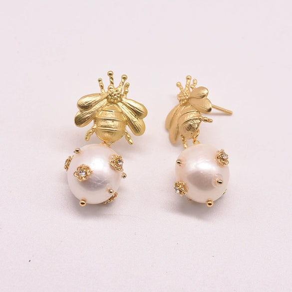 Women's Retro Geometric Pearl Earrings With Silver Needle Handmade Electroplated Insect Design Jewelry
