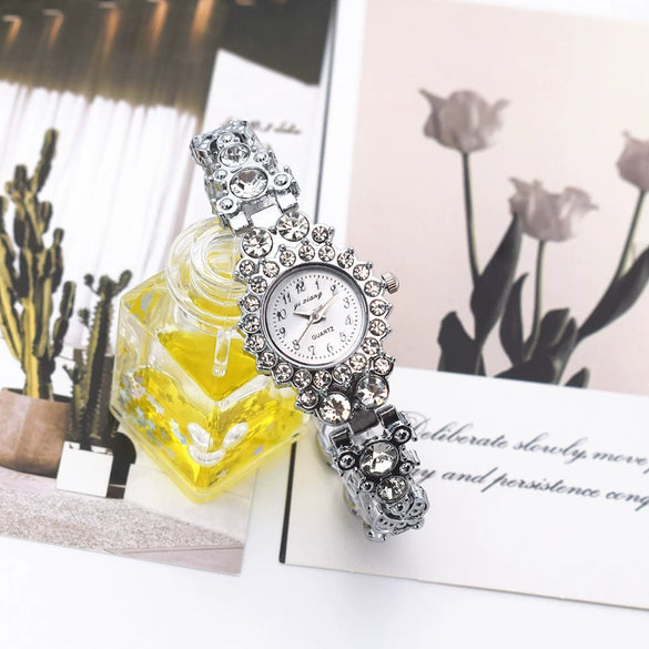 Women's Retro Leisure Quartz Watch Alloy Strap Round Dial