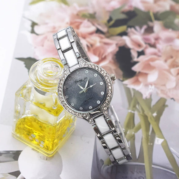 Women's Retro Light Luxury Niche Alloy Round Dial Quartz Watch With Gradient Glitter And Diamond Design