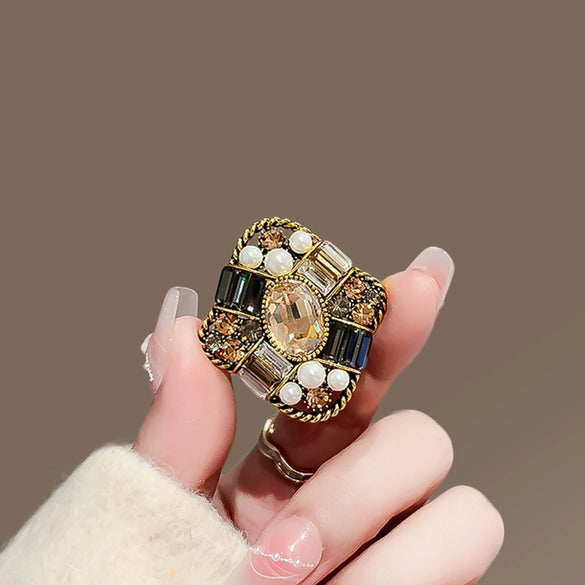 Women's Retro Medieval Alloy Pearl Rhinestone Flower Shaped Electroplated Brooch