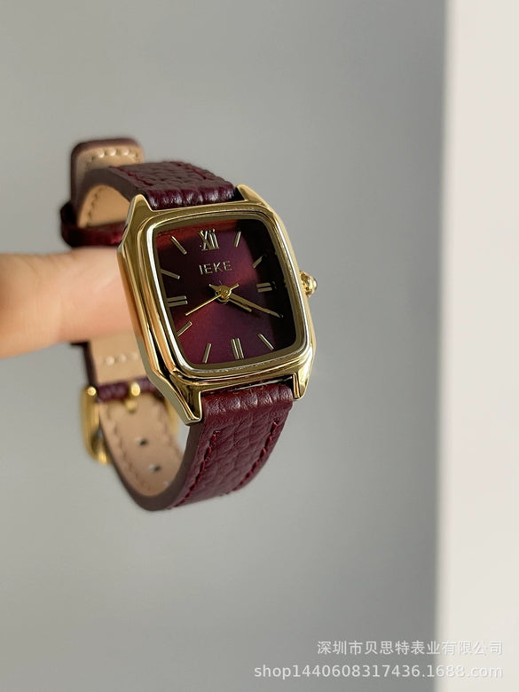 Women's Retro Medieval Style Metal And Leather Watch With Round Dial Pin Buckle And Gold Buckle Material