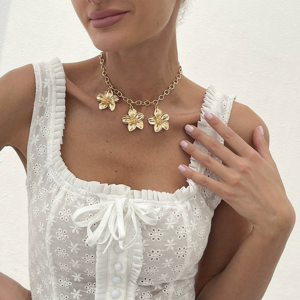 Women's Retro Stereo Flower Geometric Alloy Iron Chain Clavicle Necklace With Electroplating