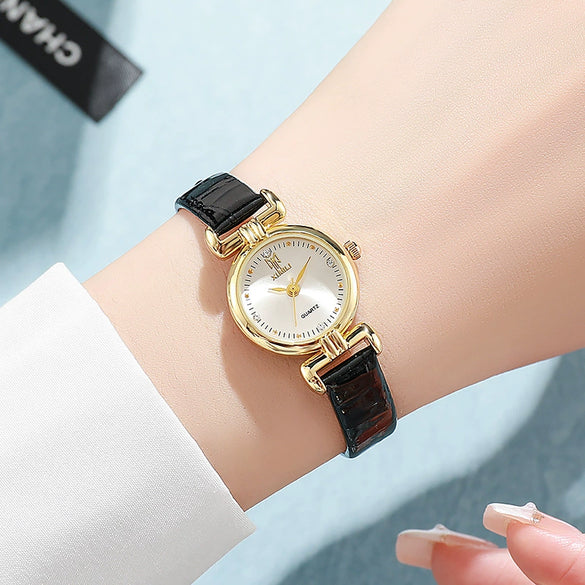Women's Retro Style Alloy Case And Strap Round Dial Quartz Watch With Printed Logo