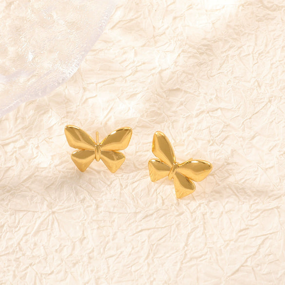 Women's Retro Sweet And Cool Heartshaped Stainless Steel Stud Earrings Nonfading Love Heart Jewelry