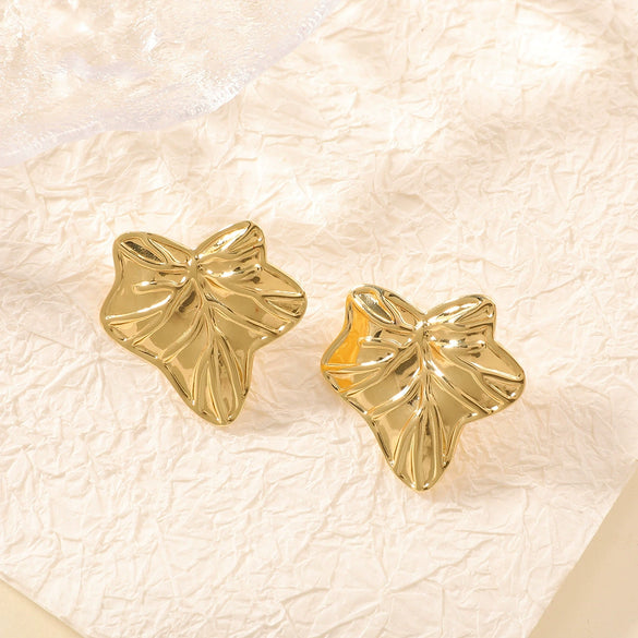 Women's Retro Sweet And Cool Heartshaped Stainless Steel Stud Earrings Nonfading Love Heart Jewelry