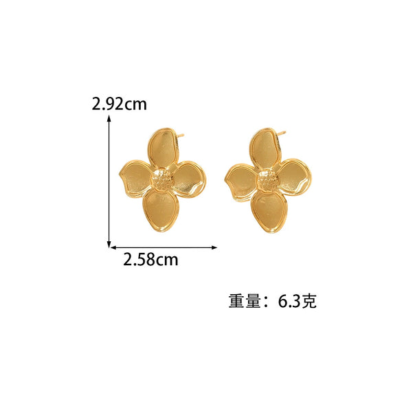 Women's Retro Sweet And Cool Heartshaped Stainless Steel Stud Earrings Nonfading Love Heart Jewelry