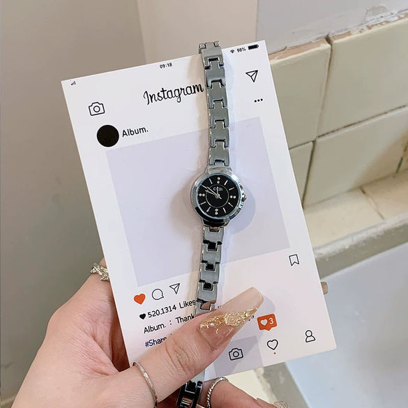 Women's Round Alloy Watch With Mineral Reinforced Glass Mirror Fashion Style Waterproof Quartz