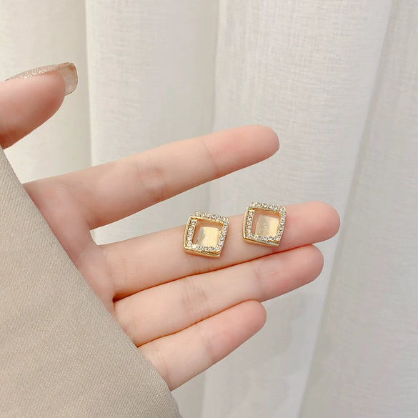 Women's S925 Silver And Alloy Flower Pearl Earrings With Geometric Design And Electroplating