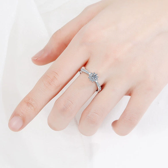 Women's S925 Silver Ring With Mosaic Moissanite Flowers Styling And Pt950 Platinum Electroplating