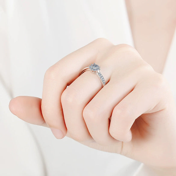 Women's S925 Silver Ring With Mosaic Moissanite Flowers Styling And Pt950 Platinum Electroplating