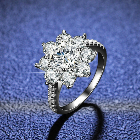 Women's Silver Moissanite Ring With Geometric Pattern And Diamond Treatment