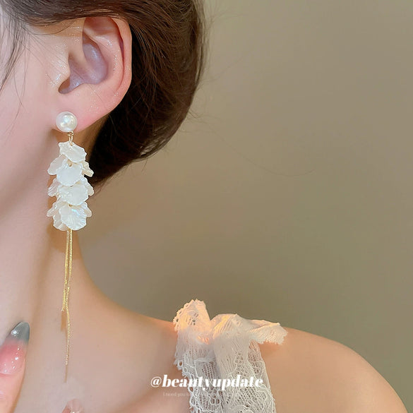 Women's Silver Needle Imitation Pearl Flower Petals Tassel Ear Studs French Retro Elegant Electroplated Earrings