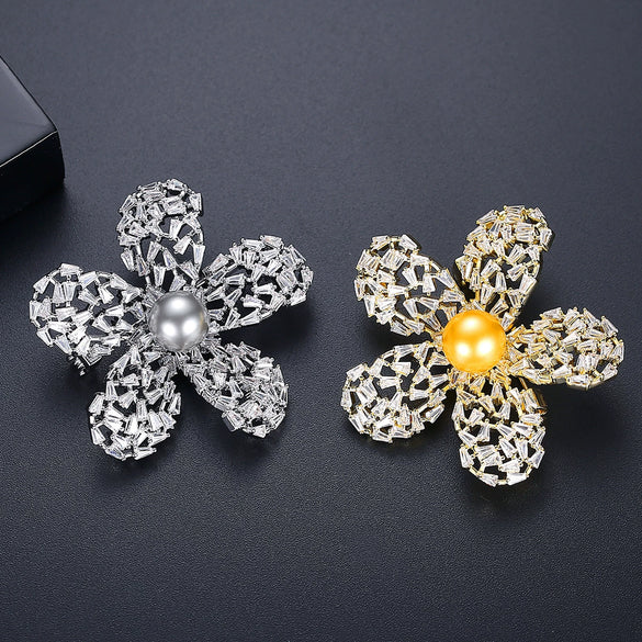 Women's Simple Flower Brooch Electroplated Copper Pin With Zircon Inlay Elegant Clothing Accessory