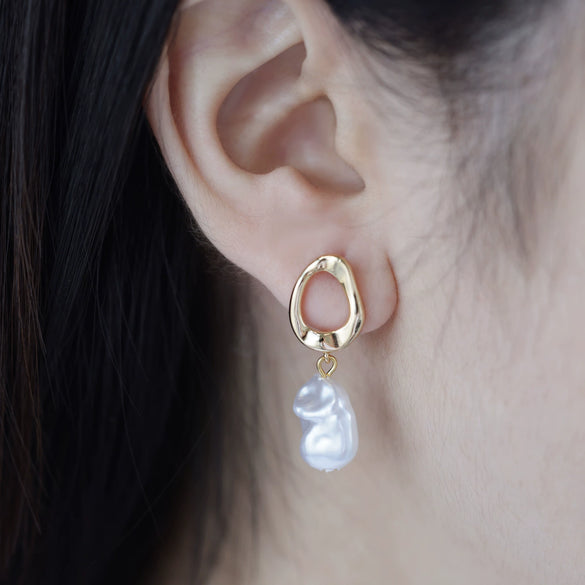 Women's Simple Freshwater Baroque Pearl Earrings Copper Electroplated Geometric Style