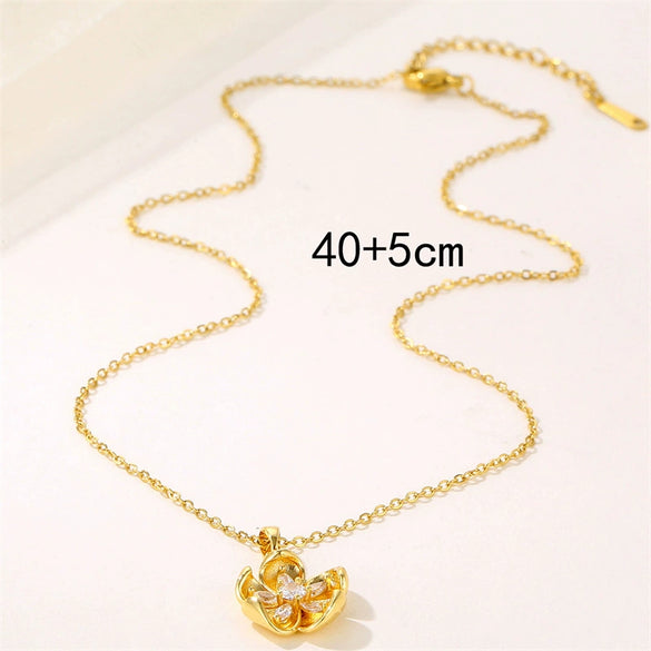 Women's Simple Stainless Steel Flower Pendant Necklace With Mixed Gem Inlay And Electroplating