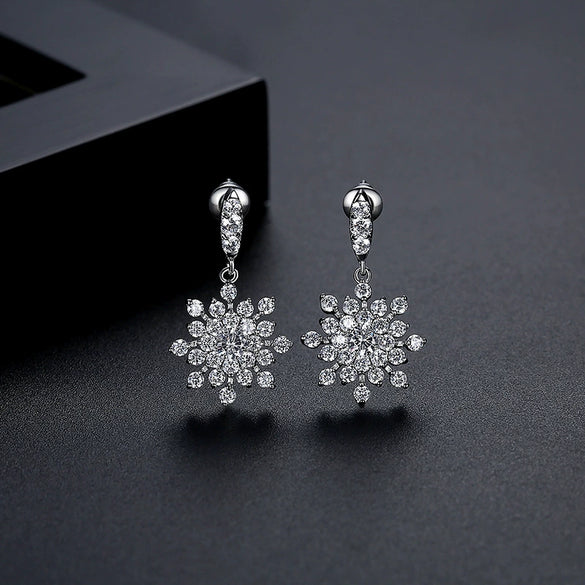 Women's Snowflake Earrings Copper Electroplated Geometric Zircon Inlaid Exquisite Fashion Jewelry Gift