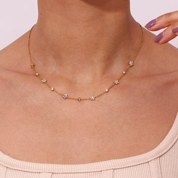 Women's Stainless Steel And Titanium Steel Splicing Small Flower Round Zircon Geometric Style Chain Necklace With Electroplating