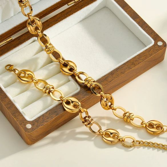Women's Stainless Steel Necklace And Bracelet Set With Geometric Pattern And 18K Gold Vacuum Plated Commuter Style