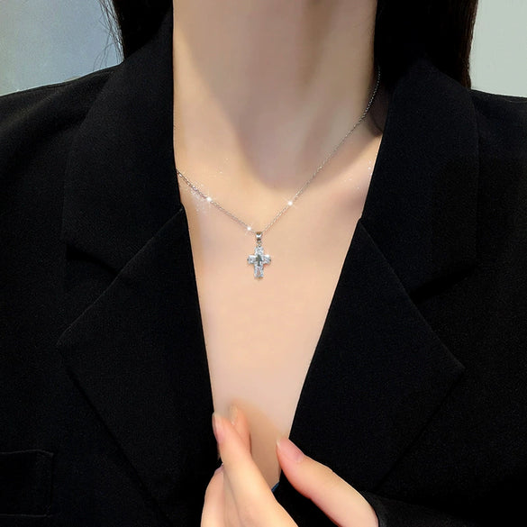 Women's Titanium Steel And Copper Geometric Pattern Cross Flower Light Luxury Fashion Trendy Clavicle Chain With Diamond Design