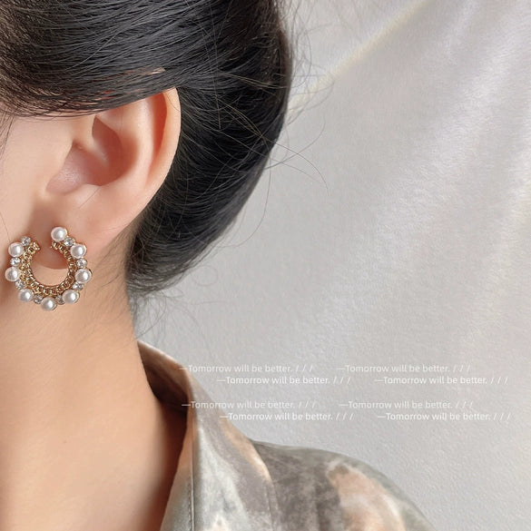 Women's Vintage Geometric C Shaped Alloy Earrings With Pearl Inlay And Silver Needle Design