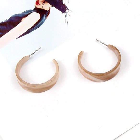 Women's Vintage Leopard Print Acrylic Hoop Earrings With Elegant Polished Curved Design