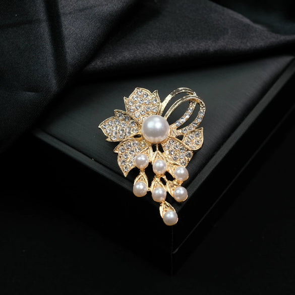 Women's Zinc Alloy Flowershaped Light Luxury Brooch With Electroplating