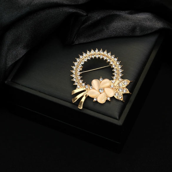 Women's Zinc Alloy Wreath Cat Brooch With Gold Plated Artificial Gemstones And Semiprecious Stones Inlay Flower And Bow Pattern