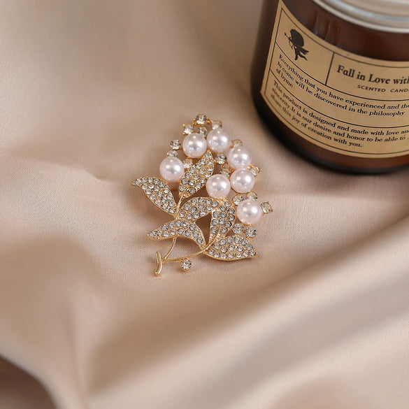 Zinc Alloy Flower Pearl Rhinestone Brooch For Women Clothing Decoration With Electroplating
